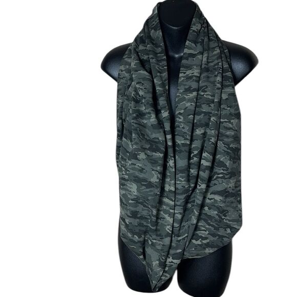 Lululemon unisex vinyasa customizable snap scarf green camouflage wrap GUC - Picture 3 of 4
